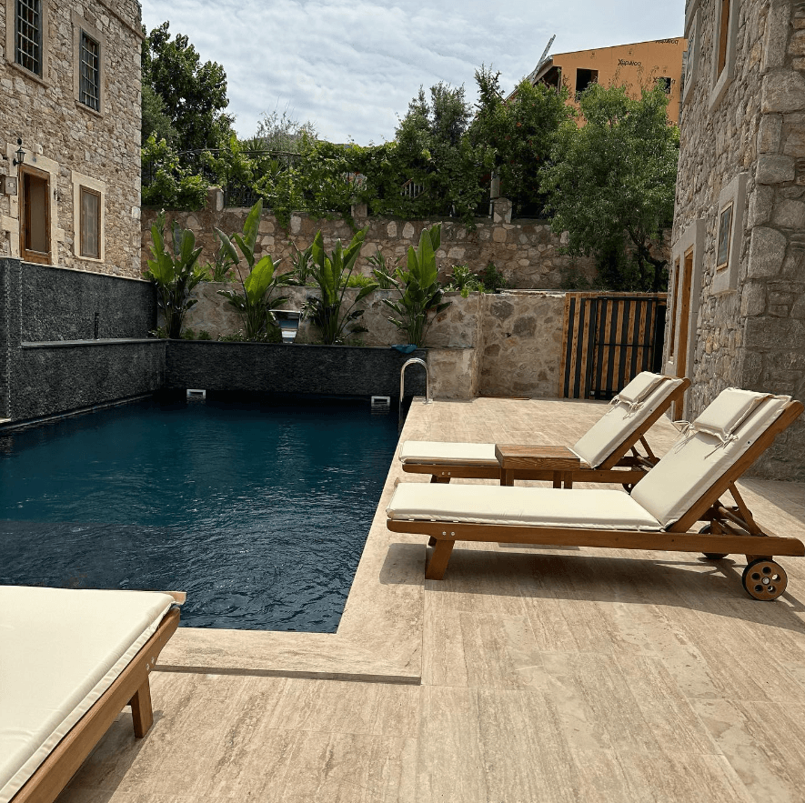 7011 Dadya Rooms — taş duvarlar arasında havuz